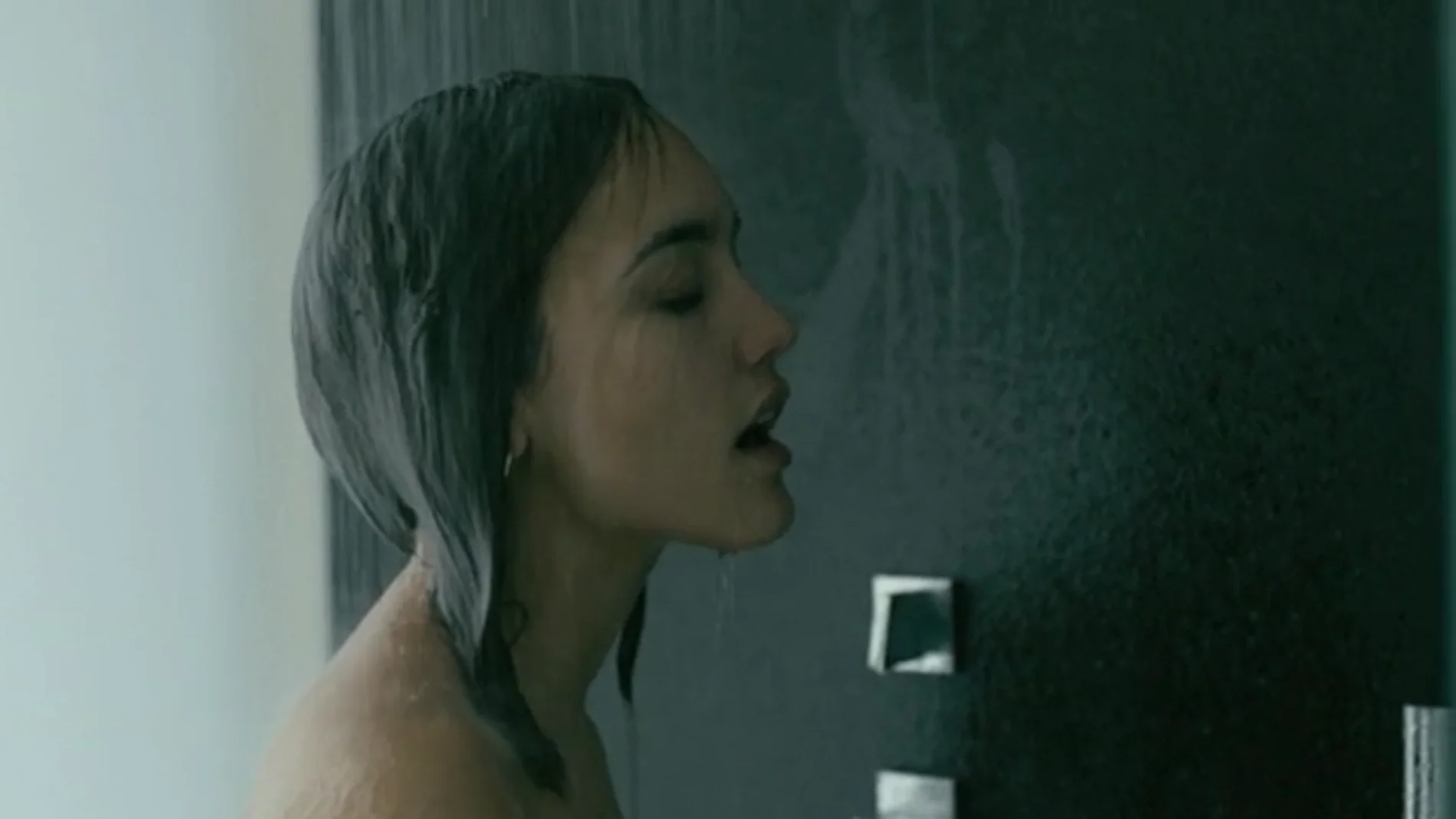 Megan Montaner en la ducha