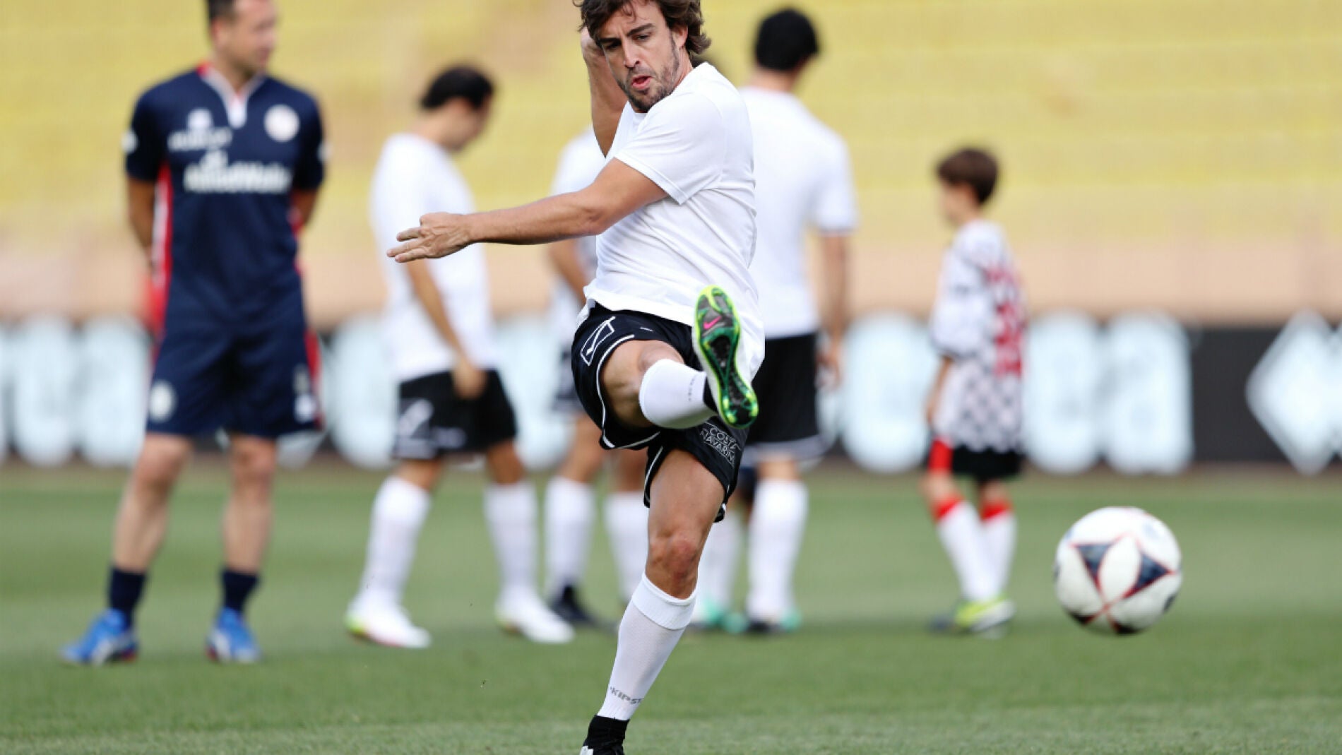 Fernando Alonso dispara a puerta