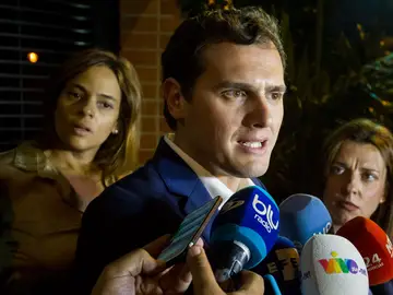 Albert Rivera a las afueras de la residencia del opositor encarcelado Daniel Ceballos. Albert Rivera a las afueras de la residencia del opositor encarcelado Daniel Ceballos.