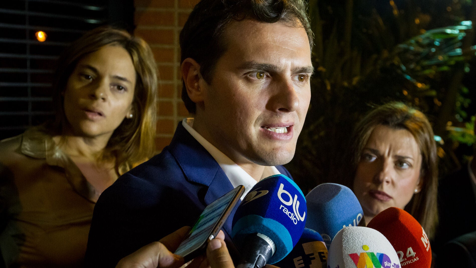  Albert Rivera a las afueras de la residencia del opositor encarcelado Daniel Ceballos.