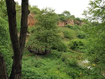 El paraje conocido como "El Ninfeo de Mieza, el jardín de Aristóteles" El paraje conocido como "El Ninfeo de Mieza, el jardín de Aristóteles"