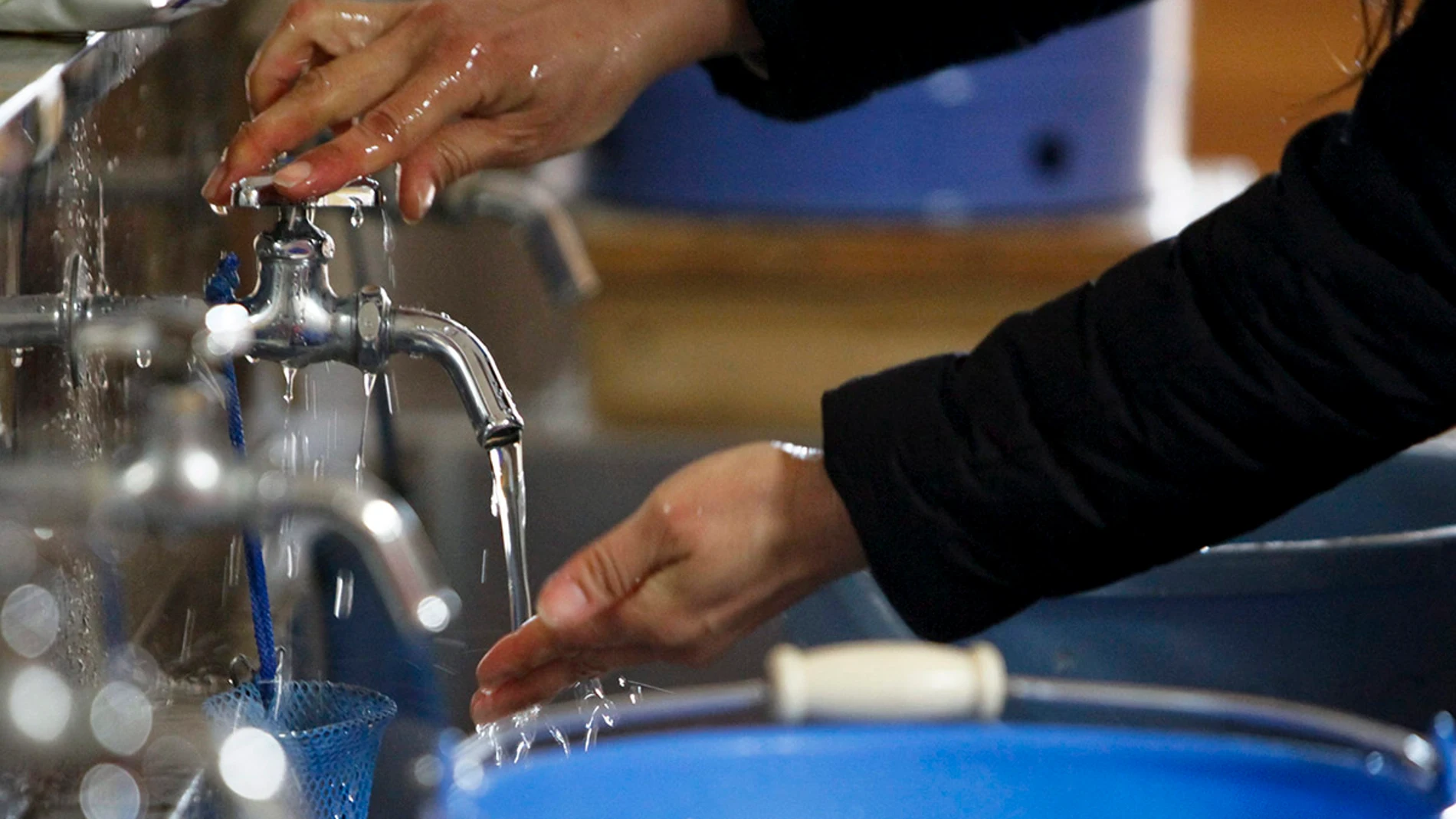 Un hombre se lava las manos Un hombre se lava las manos