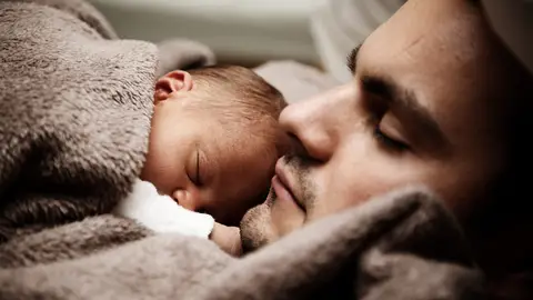 Un hombre con su bebé Un hombre con su bebé