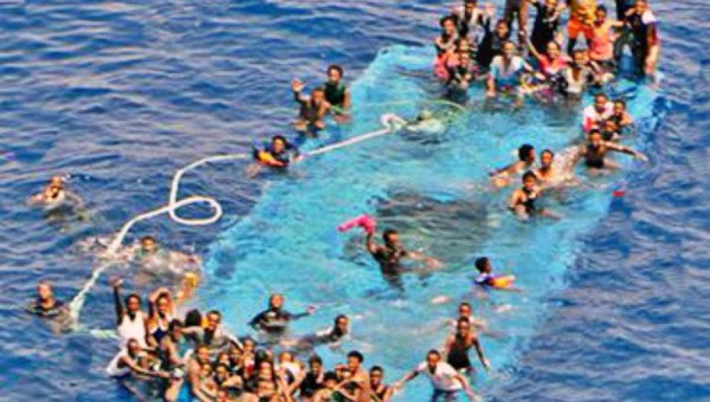 Rescatan una barcaza con 77 inmigrantes