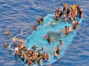 Rescatan una barcaza con 77 inmigrantes