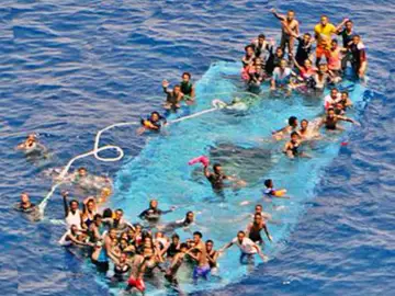 Rescatan una barcaza con 77 inmigrantes Rescatan una barcaza con 77 inmigrantes