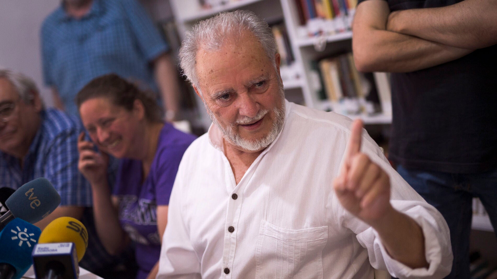 Julio Anguita, durante una rueda de prensa