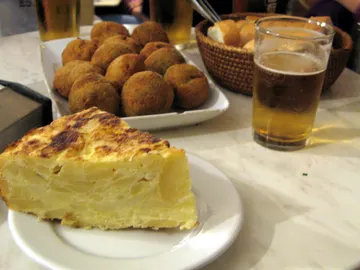 ¡Camarero, un pincho de tortilla y una caña! ¡Camarero, un pincho de tortilla y una caña!