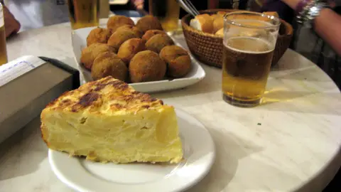 ¡Camarero, un pincho de tortilla y una caña! ¡Camarero, un pincho de tortilla y una caña!