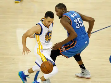 Stephen Curry dribla a Kevin Durant durante el partido Stephen Curry dribla a Kevin Durant durante el partido
