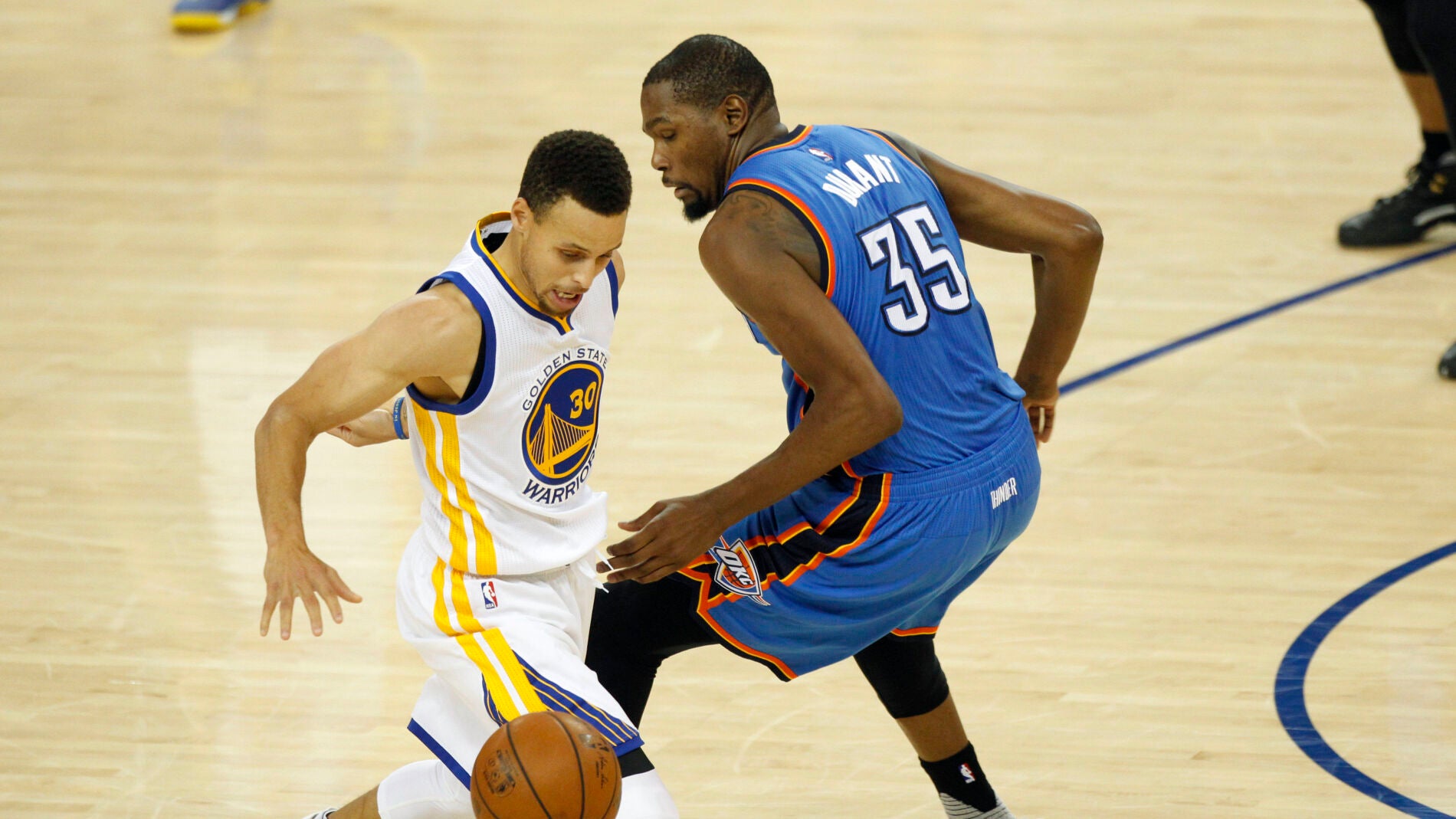 Stephen Curry dribla a Kevin Durant durante el partido