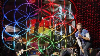 Coldplay llena de energía Barcelona en un concierto colorista