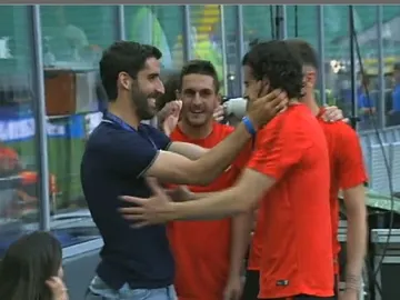 Raul Gracía saluda a sus excompañeros en San Siro Raul Gracía saluda a sus excompañeros en San Siro