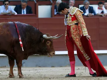 El diestro Alberto López Simón ante su primer toro, durante la vigésimo segunda de la feria de San Isidro El diestro Alberto López Simón ante su primer toro, durante la vigésimo segunda de la feria de San Isidro