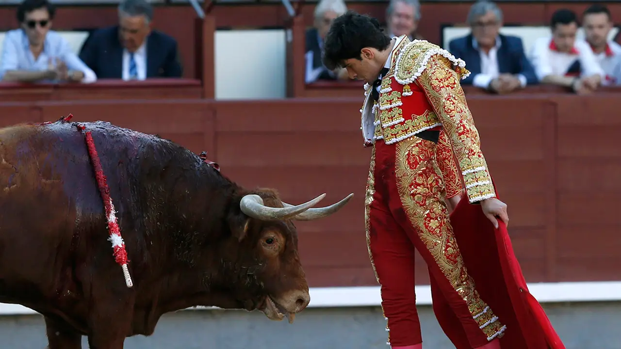 El diestro Alberto López Simón ante su primer toro, durante la vigésimo segunda de la feria de San Isidro