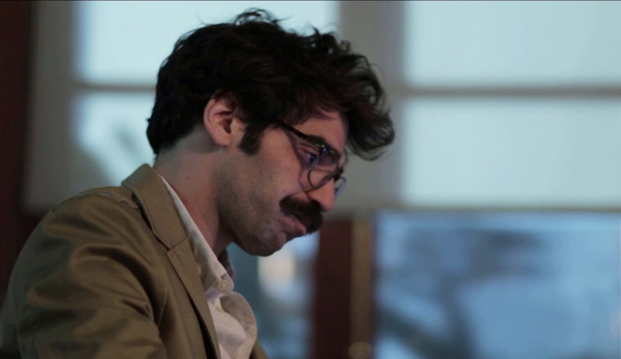 Romero escribe sus notas sobre 'La Embajada'