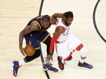 LeBron James, ante Carroll