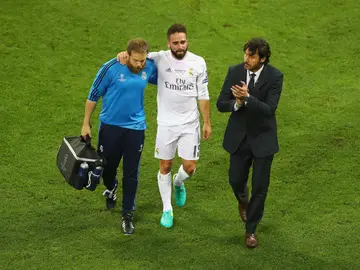 Carvajal, en el momento de abandonar el terreno de juego Carvajal, en el momento de abandonar el terreno de juego