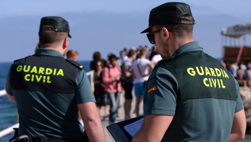 Imagen de dos guardias civiles.