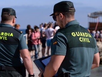 Imagen de dos guardias civiles.