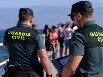 Imagen de dos guardias civiles. Imagen de dos guardias civiles.