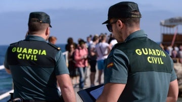 Imagen de dos guardias civiles.