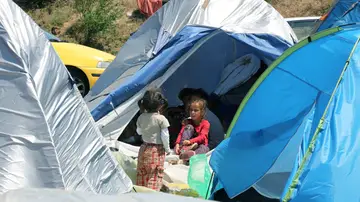 Unos niños en tiendas de campaña Unos niños en tiendas de campaña