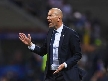 Zinedine Zidane da indicaciones a sus jugadores