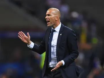 Zinedine Zidane da indicaciones a sus jugadores Zinedine Zidane da indicaciones a sus jugadores