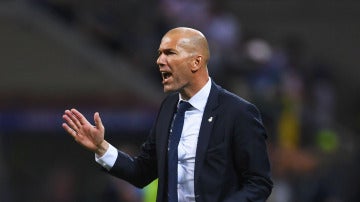 Zinedine Zidane da indicaciones a sus jugadores