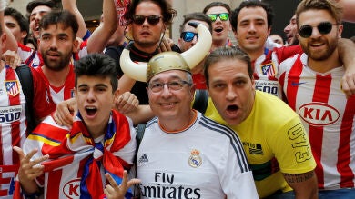 Las aficiones de Madrid y Atlético inundan Milán antes de la gran final de la Champions