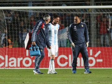 Messi se retira lesionado con Argentina