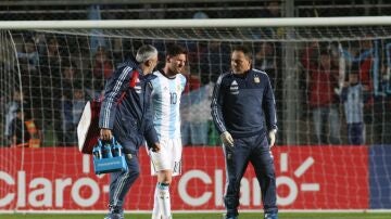 Messi se retira lesionado con Argentina