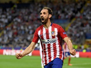 Juanfran festeja el empate tars el gol de Yannick Carrasco