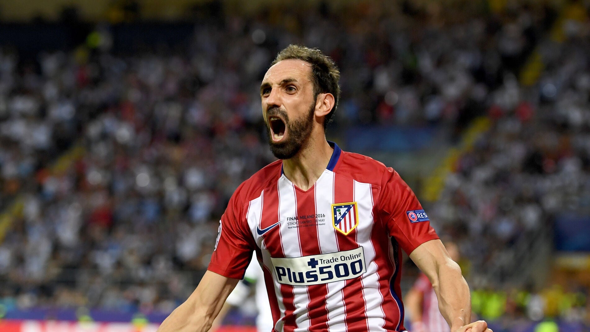 Juanfran festeja el empate tars el gol de Yannick Carrasco