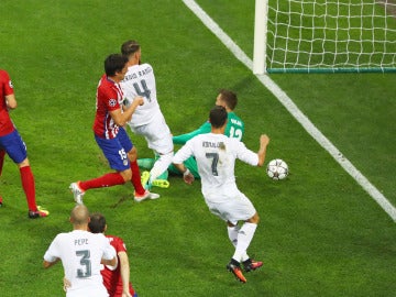 Sergio Ramos aprovechó y marcó el primer gol del partido