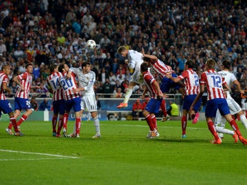 Sergio Ramos marca de cabeza al Atlético de Madrid en la final de Lisboa