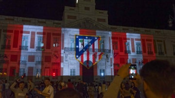 Los colores del Atl&eacute;tico, en el kil&oacute;metro 0 de Madrid