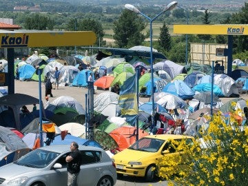 Hileras de tiendas de campaña en Grecia