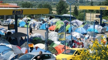 Hileras de tiendas de campaña en Grecia