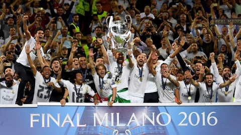 Ramos levanta la Und&eacute;cima al cielo de Mil&aacute;n