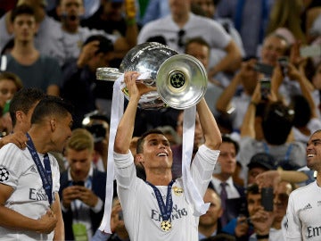 Cristiano Ronaldo levanta la Copa de la Undécima
