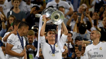 Cristiano Ronaldo levanta la Copa de la Undécima