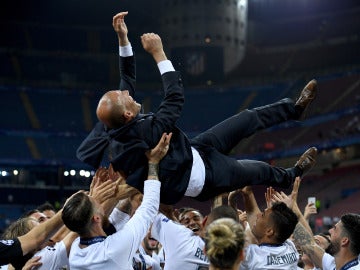 Zidane, manteado por sus jugadores en San Siro