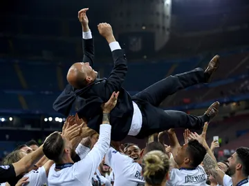 Zidane, manteado por sus jugadores en San Siro Zidane, manteado por sus jugadores en San Siro