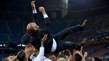 Zidane, manteado por sus jugadores en San Siro