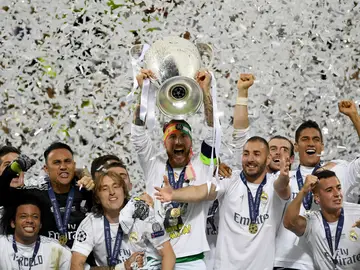 Sergio Ramos levanta al cielo de Milán la Undécima del Real Madrid Sergio Ramos levanta al cielo de Milán la Undécima del Real Madrid