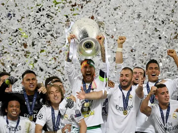 Sergio Ramos levanta al cielo de Milán la Undécima del Real Madrid Sergio Ramos levanta al cielo de Milán la Undécima del Real Madrid
