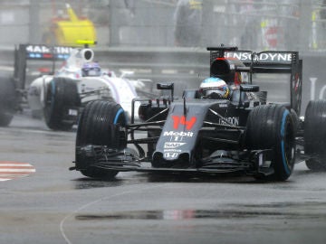 Fernando Alonso rueda sobre el mojado circuito de Montecarlo