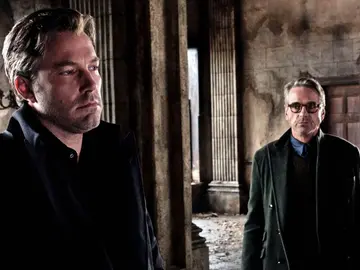 Jeremy Irons junto a Ben Affleck en 'Batman v Superman' Jeremy Irons junto a Ben Affleck en 'Batman v Superman'